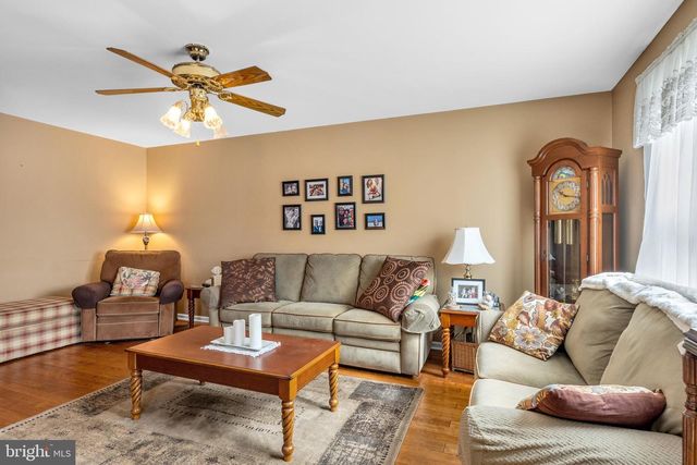 4 OLDE PENN DR, Easton, PA 18045