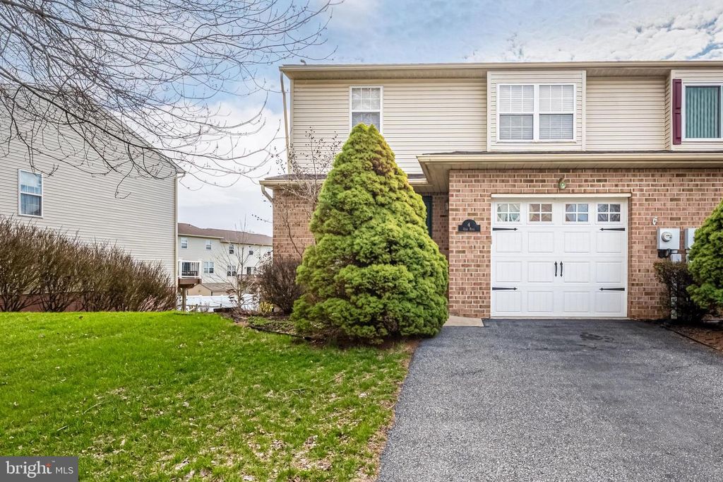 4 OLDE PENN DR, Easton, PA 18045