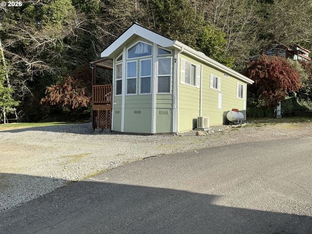 15061 HIGHWAY 101 7, Brookings, OR 97415