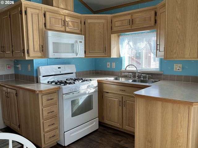 15061 HIGHWAY 101 7, Brookings, OR 97415