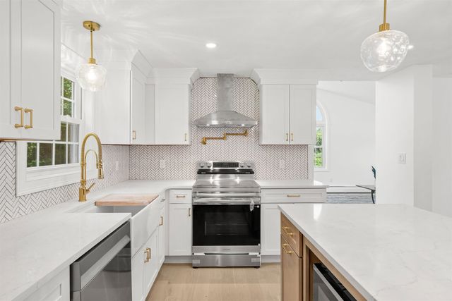 4 Elijah Hill Lane, Londonderry, NH 03053