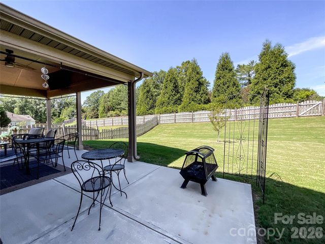 2005 Yellow Daisy Drive, Matthews, NC 28104