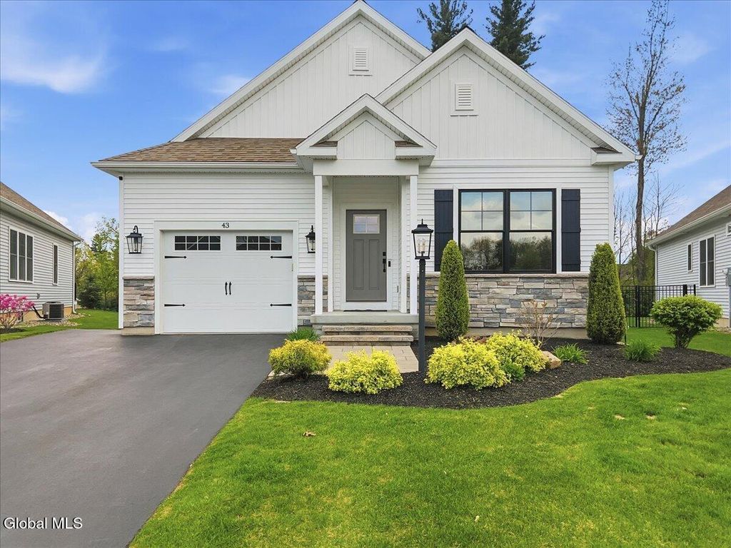 43 Bradley Circle, Halfmoon, NY 12065