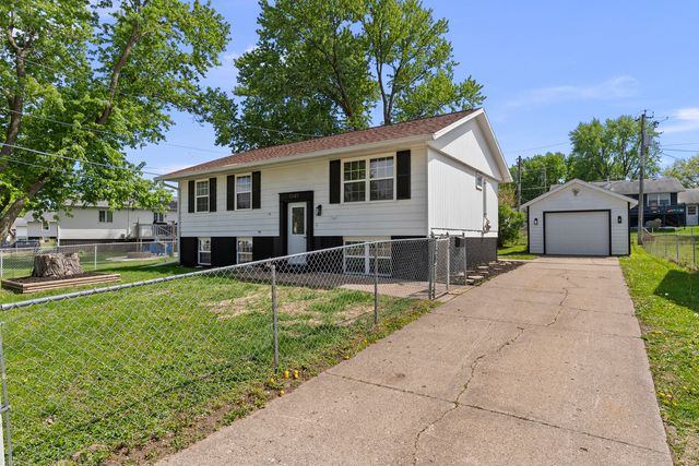 3345 W Garfield Street, Davenport, IA 52804