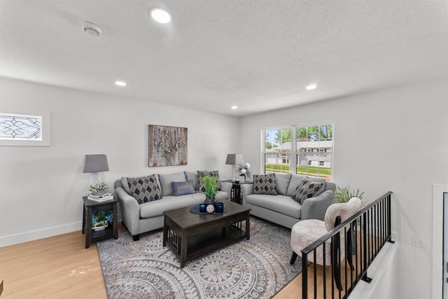 3345 W Garfield Street, Davenport, IA 52804