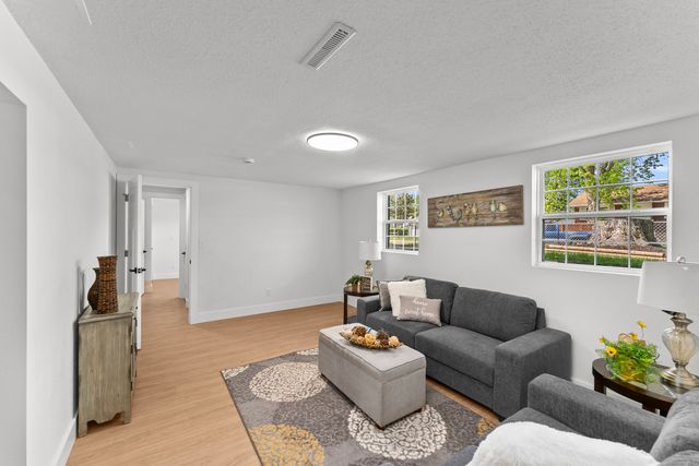 3345 W Garfield Street, Davenport, IA 52804