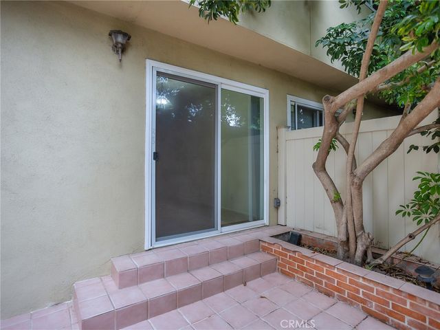 11138 Aqua Vista Street 18, Studio City, CA 91602