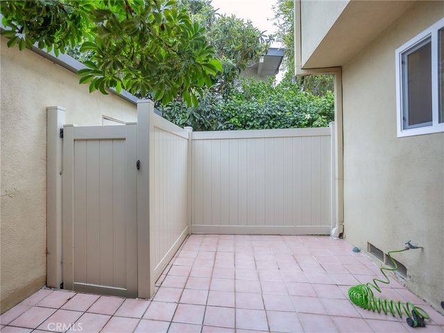 11138 Aqua Vista Street 18, Studio City, CA 91602