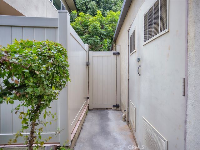 11138 Aqua Vista Street 18, Studio City, CA 91602