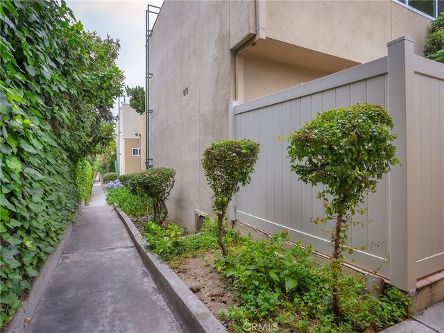 11138 Aqua Vista Street 18, Studio City, CA 91602