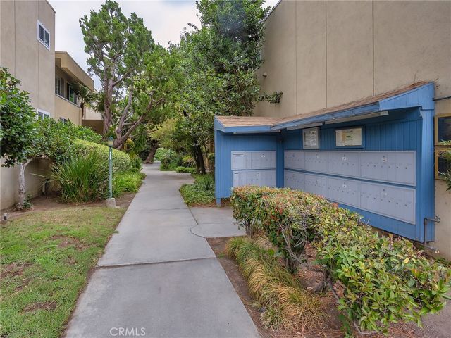 11138 Aqua Vista Street 18, Studio City, CA 91602