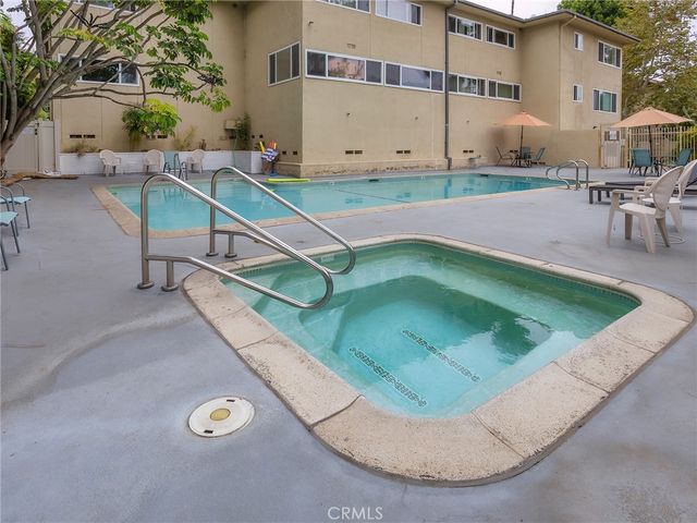 11138 Aqua Vista Street 18, Studio City, CA 91602