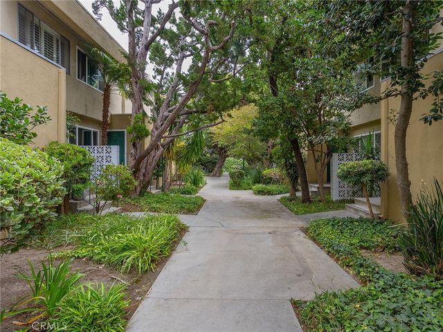 11138 Aqua Vista Street 18, Studio City, CA 91602