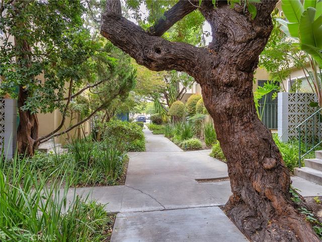 11138 Aqua Vista Street 18, Studio City, CA 91602