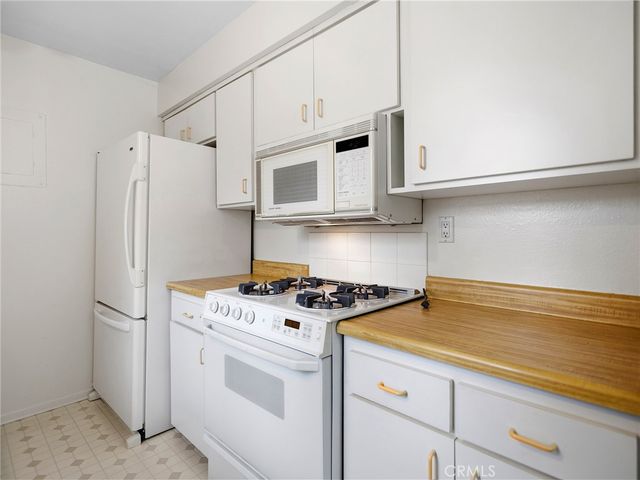 11138 Aqua Vista Street 18, Studio City, CA 91602