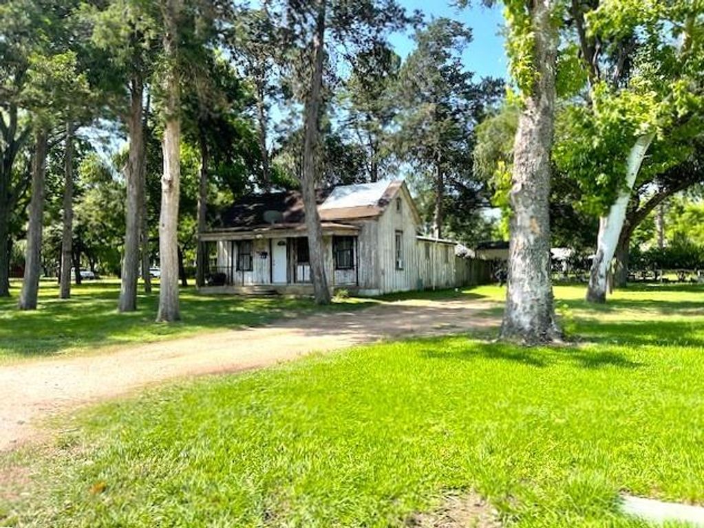 6211 Gresham Street, Wallis, TX 77485