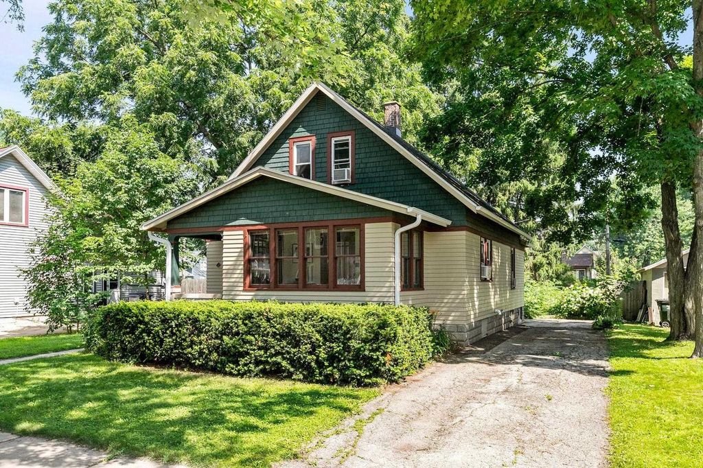 505 E PINE STREET, New London, WI 54961