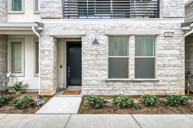 484 W Balsam Lane, Clovis, CA 93611