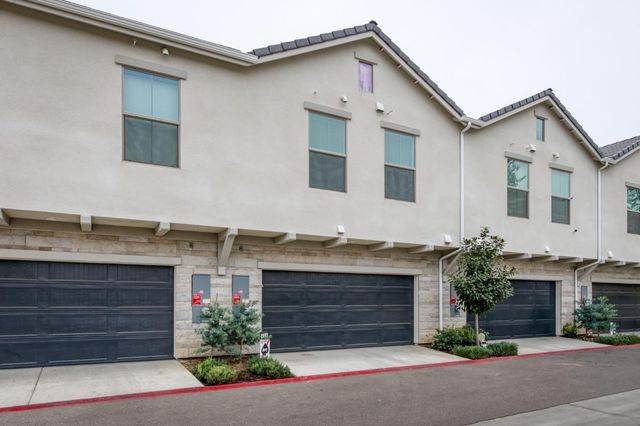 484 W Balsam Lane, Clovis, CA 93611