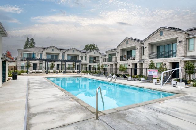 484 W Balsam Lane, Clovis, CA 93611