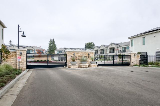 484 W Balsam Lane, Clovis, CA 93611