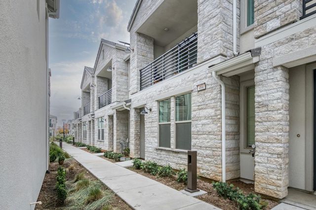 484 W Balsam Lane, Clovis, CA 93611