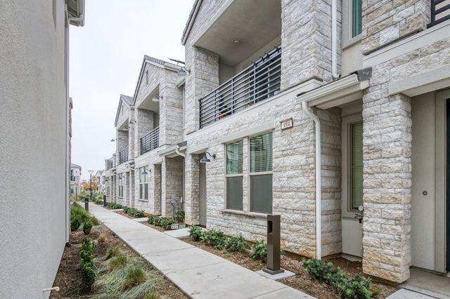 484 W Balsam Lane, Clovis, CA 93611