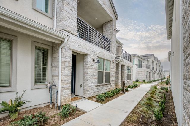 484 W Balsam Lane, Clovis, CA 93611