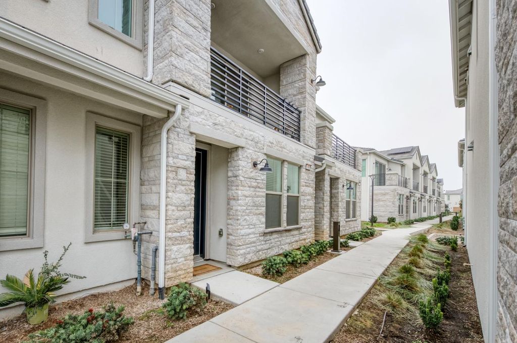 484 W Balsam Lane, Clovis, CA 93611