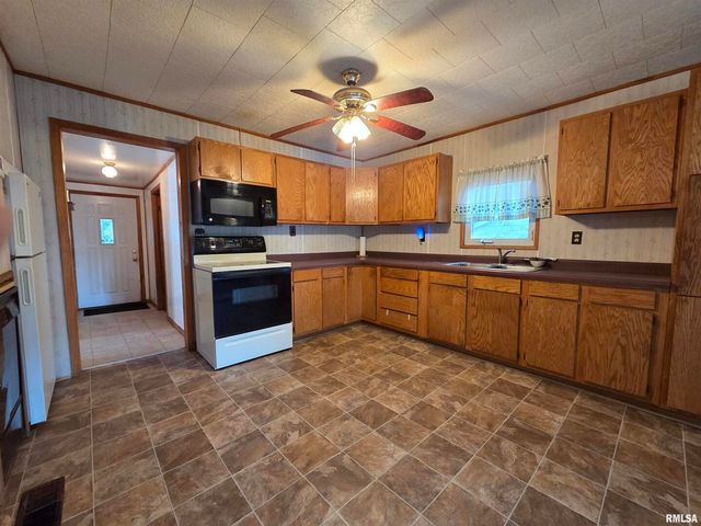 1216 9TH Avenue S, Clinton, IA 52732