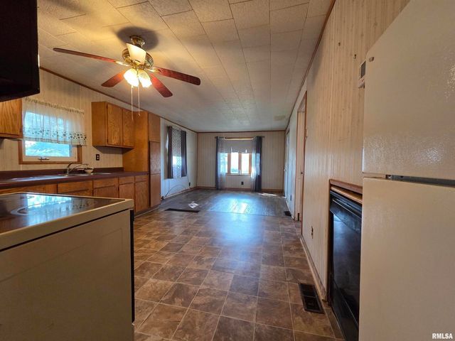 1216 9TH Avenue S, Clinton, IA 52732