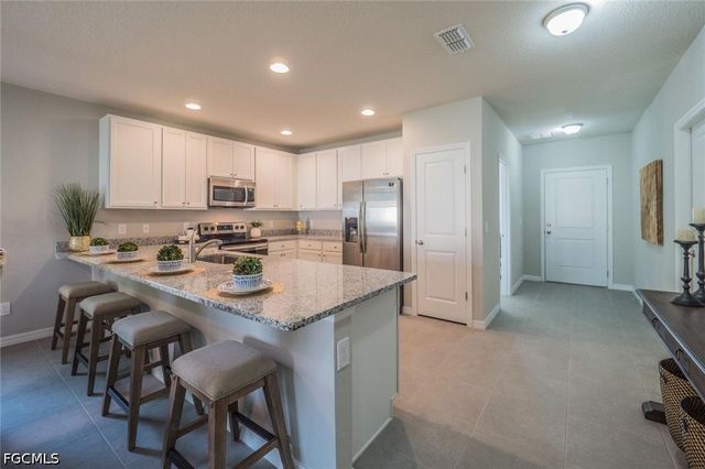 621 NE JUANITA CT, Cape Coral, FL 33909