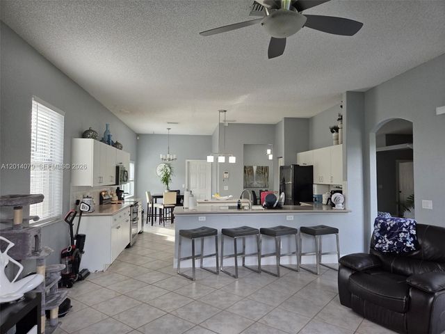 1101 NW 180th Ave, Pembroke Pines, FL 33029