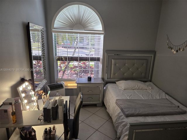 1101 NW 180th Ave, Pembroke Pines, FL 33029
