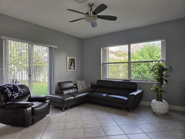 1101 NW 180th Ave, Pembroke Pines, FL 33029