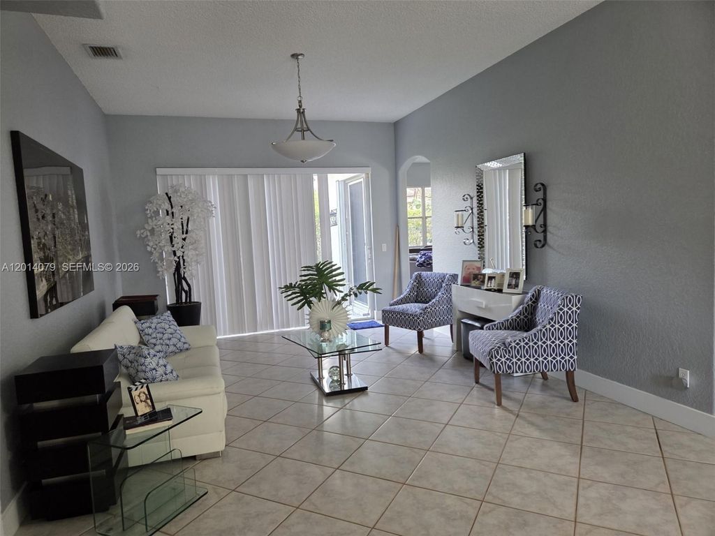 1101 NW 180th Ave, Pembroke Pines, FL 33029