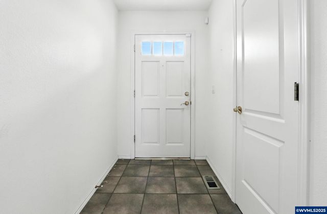 2677 Burlington Ct NE, Salem, OR 97305