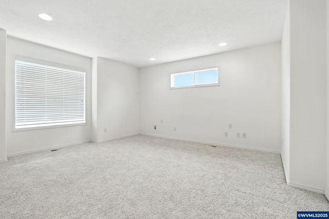 2677 Burlington Ct NE, Salem, OR 97305