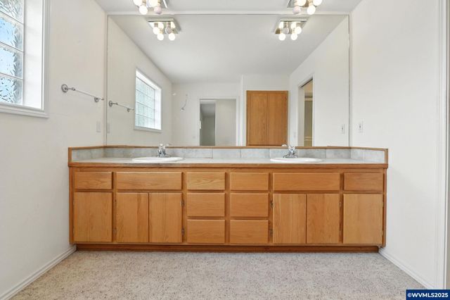 2677 Burlington Ct NE, Salem, OR 97305