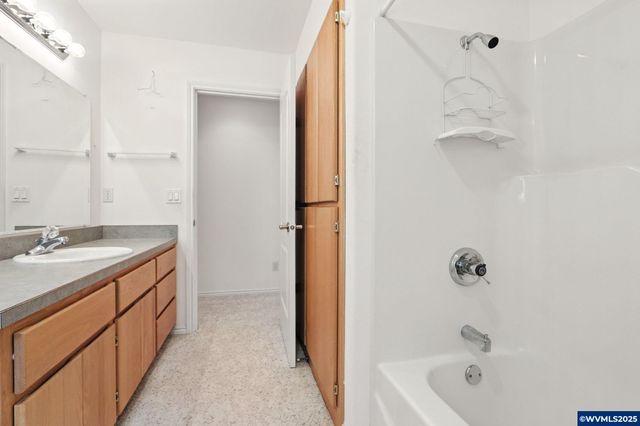 2677 Burlington Ct NE, Salem, OR 97305