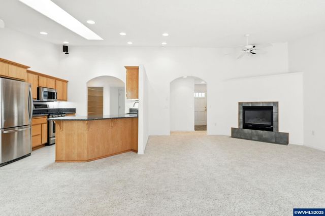 2677 Burlington Ct NE, Salem, OR 97305
