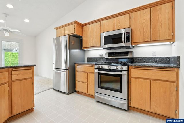 2677 Burlington Ct NE, Salem, OR 97305