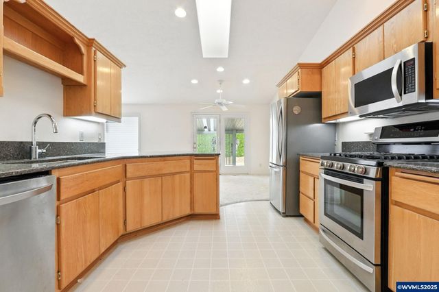 2677 Burlington Ct NE, Salem, OR 97305