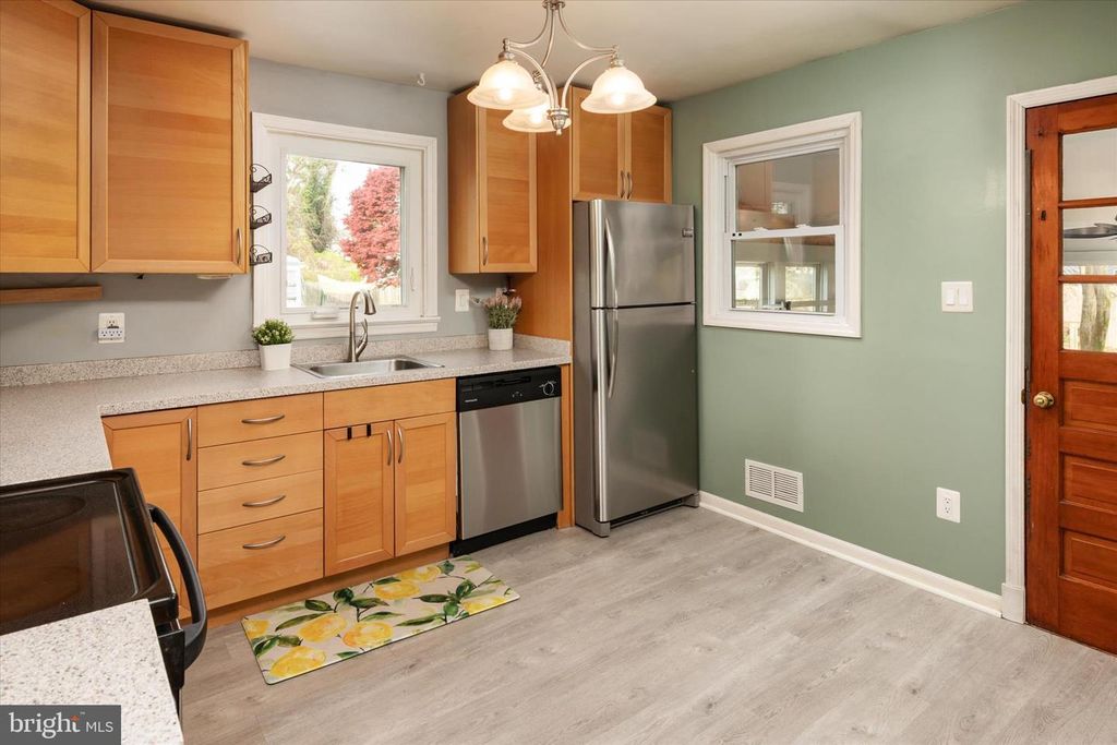 Image 12 of property listing at 234 MEADOW RD, Pasadena, MD 21122