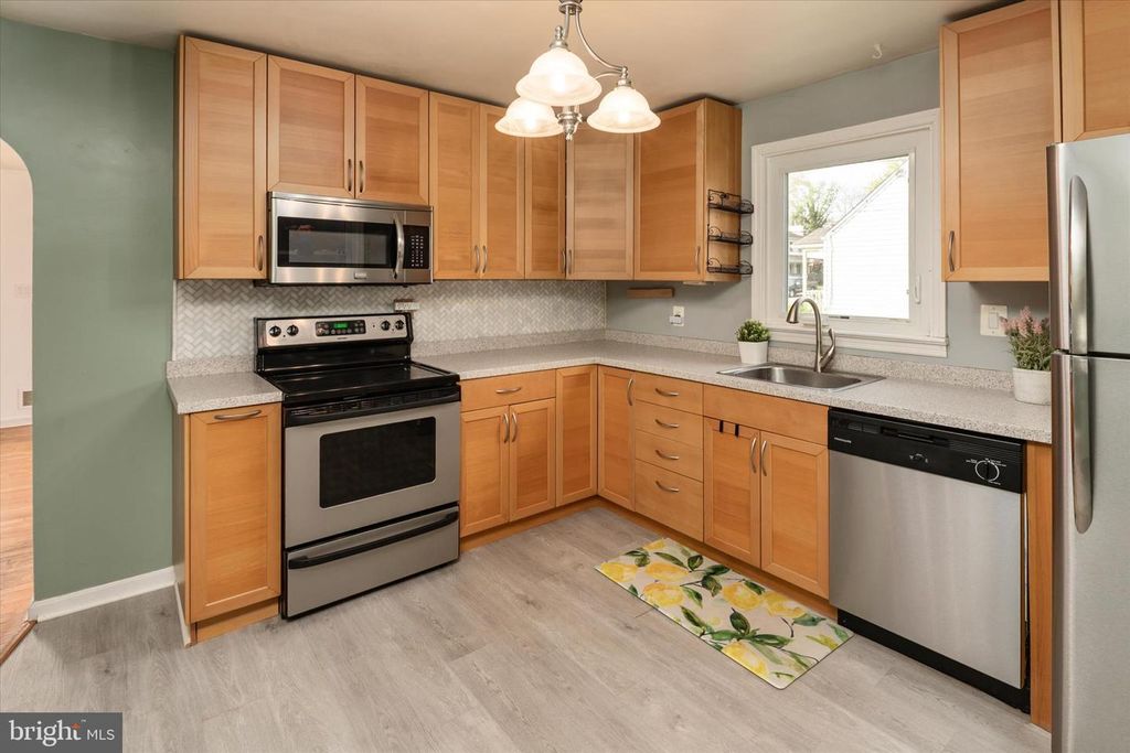 Image 13 of property listing at 234 MEADOW RD, Pasadena, MD 21122