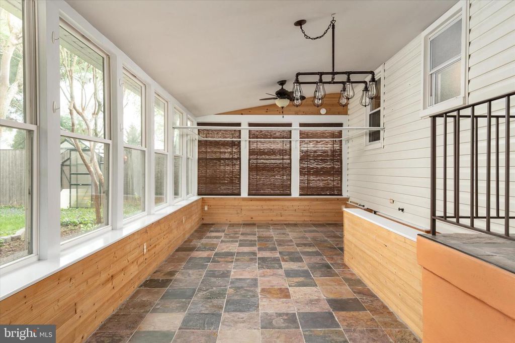 Image 15 of property listing at 234 MEADOW RD, Pasadena, MD 21122