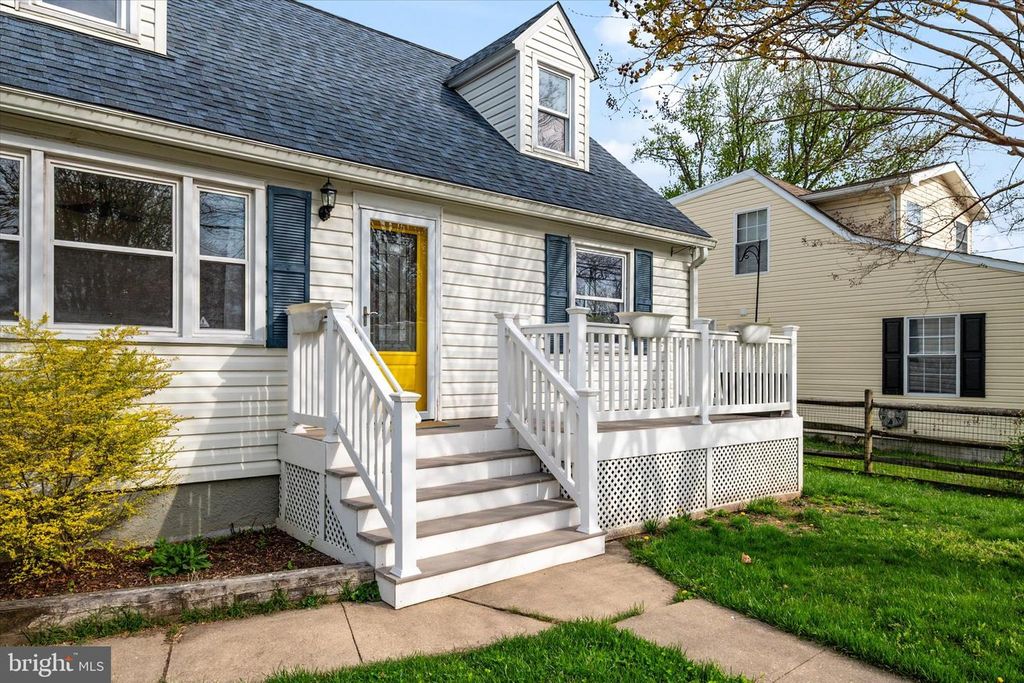 Image 4 of property listing at 234 MEADOW RD, Pasadena, MD 21122