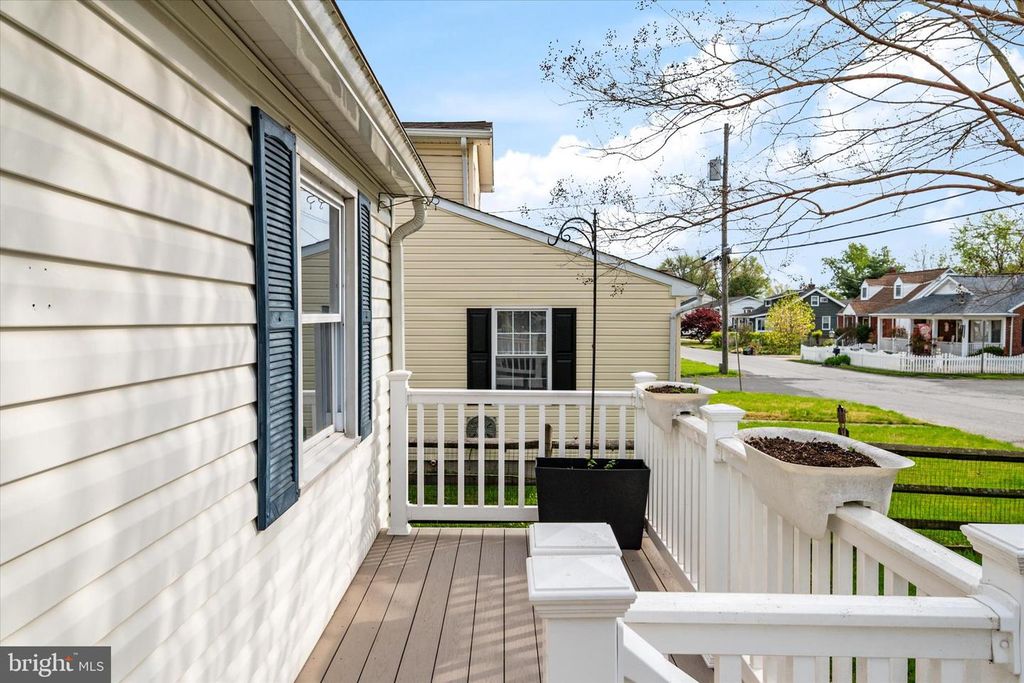 Image 5 of property listing at 234 MEADOW RD, Pasadena, MD 21122