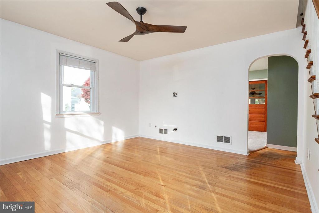 Image 7 of property listing at 234 MEADOW RD, Pasadena, MD 21122