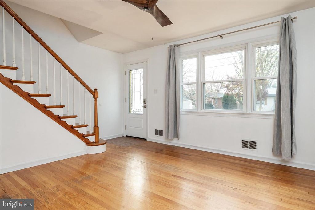 Image 8 of property listing at 234 MEADOW RD, Pasadena, MD 21122